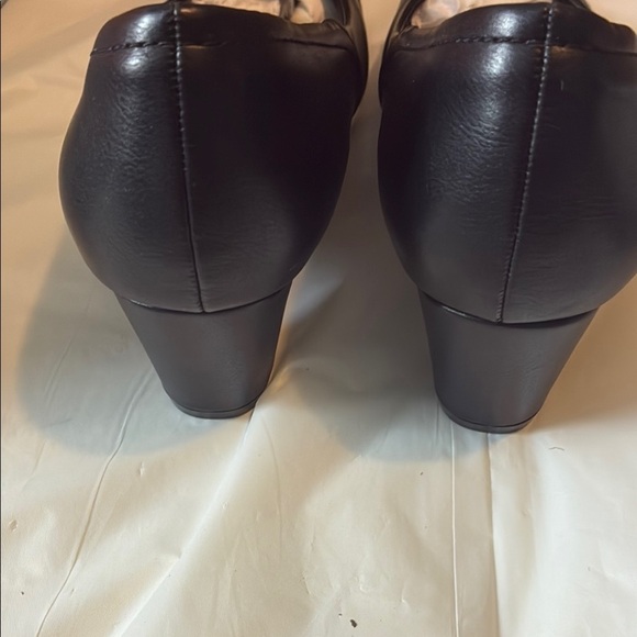 Black and Gray Flats with Classic Slip-On Design - Picture 5 of 7